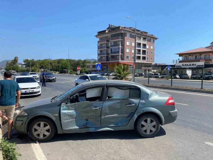 İki Otomobilin Çarpıştığı Kazada 3 Kişi Yaralandı