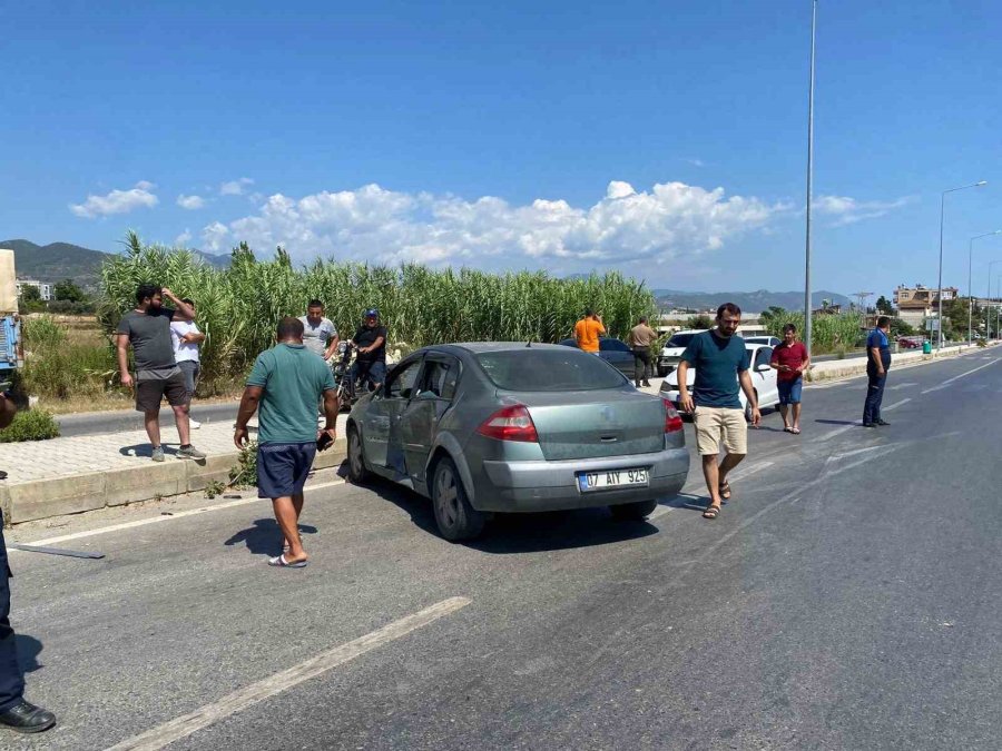 İki Otomobilin Çarpıştığı Kazada 3 Kişi Yaralandı