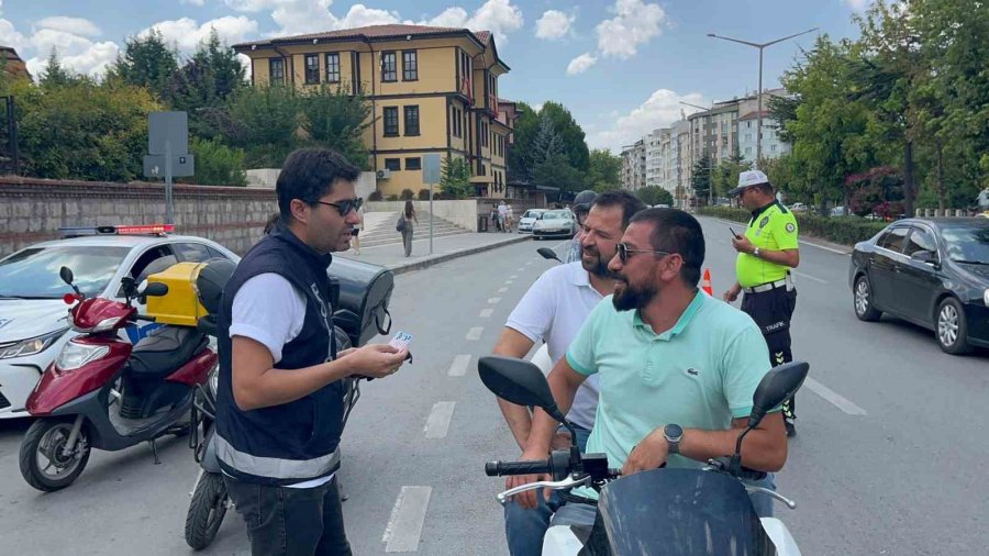 Trafik Denetimlerinde Kimi Polisin Üzerine Sürdü Kimi De Ceza İle Poz Verdi