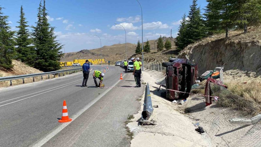 Hafif Ticari Aracın Direğe Çarpıp Devrildiği Kazada Anne Hayatını Kaybetti