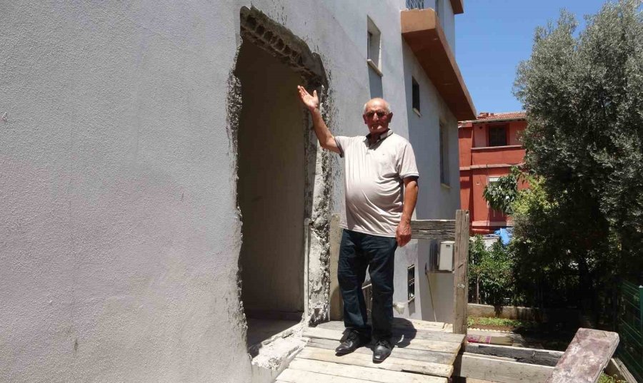 Apartmanın Giriş Kapısına Örülen Duvar Şaşkınlığa Neden Oldu