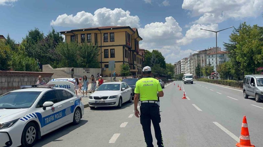 Trafik Denetimlerinde Kimi Polisin Üzerine Sürdü Kimi De Ceza İle Poz Verdi