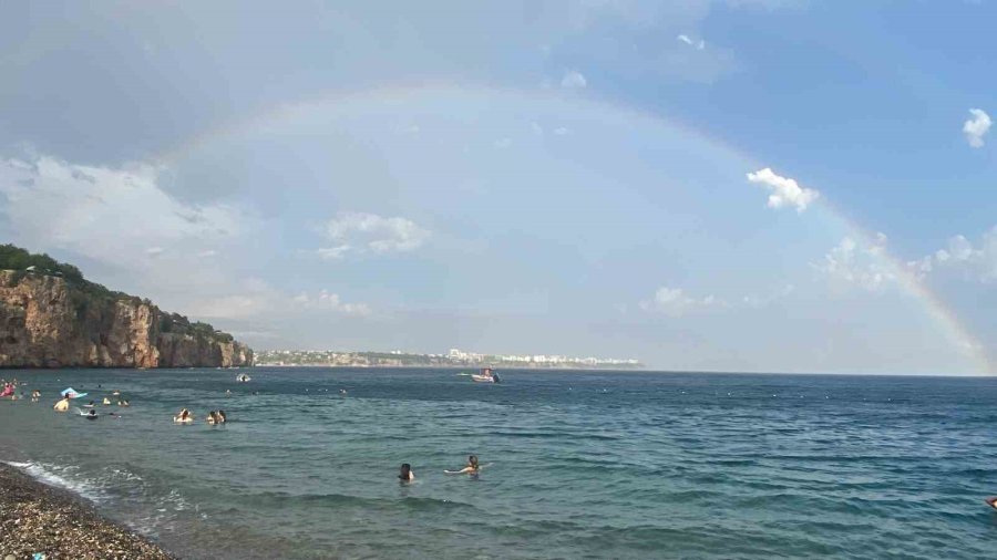 Antalya’da Yağmur Tatilcilere Zor Anlar Yaşattı, Gökkuşağı Teselli Oldu