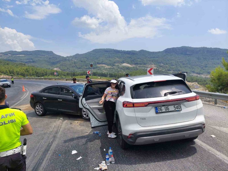 Antalya’da 2 Araç Kafa Kafaya Çarpıştı: 7 Yaralı