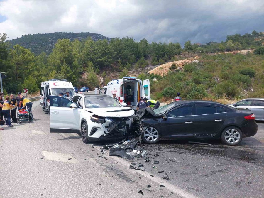 Antalya’da 2 Araç Kafa Kafaya Çarpıştı: 7 Yaralı