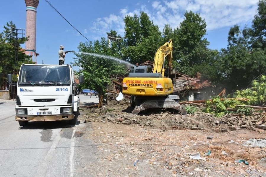 İnönü’de Metruk Evlerin Yıkımı Başladı