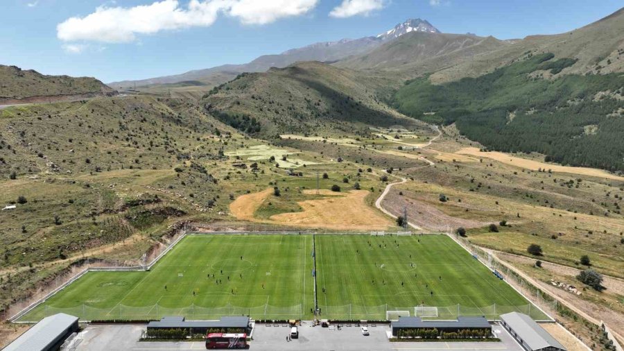 Futbol Takımları Erciyes Yüksek İrtifa Kamp Merkezi’ne Övgüler Yağdırdı