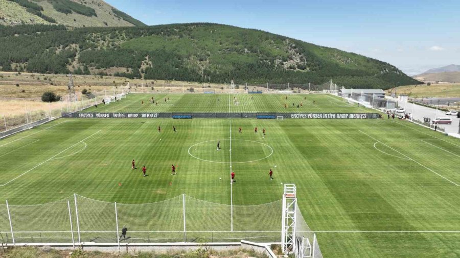 Futbol Takımları Erciyes Yüksek İrtifa Kamp Merkezi’ne Övgüler Yağdırdı