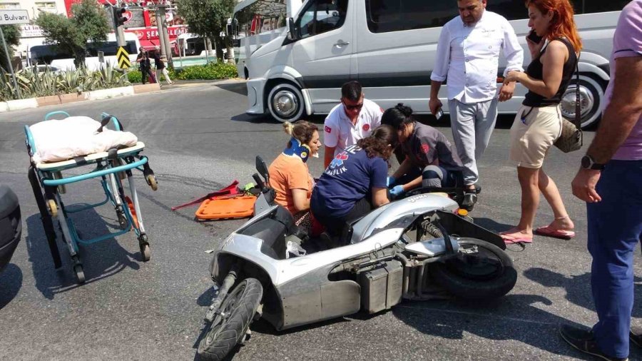 Elektrikli Bisikletle Otomobil Çarpıştı: 1 Yaralı