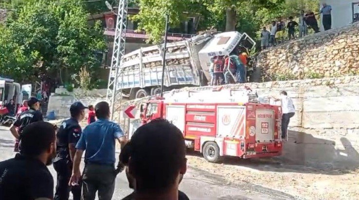 Kontrolden Çıkan Limon Yüklü Kamyon Duvara Çarptı: 1 Yaralı