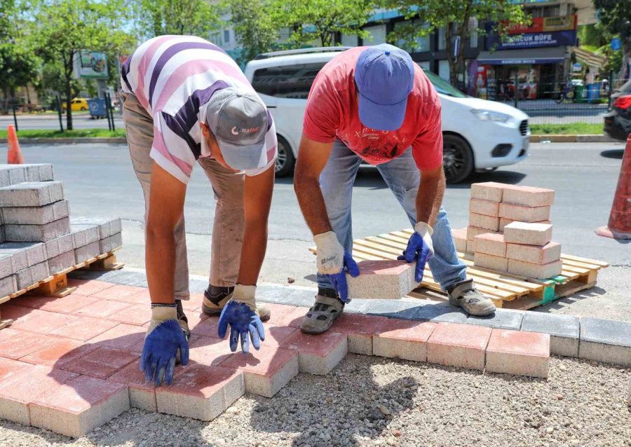 Büyükşehir Mevlana Caddesi’nde Kaldırımları Yeniliyor