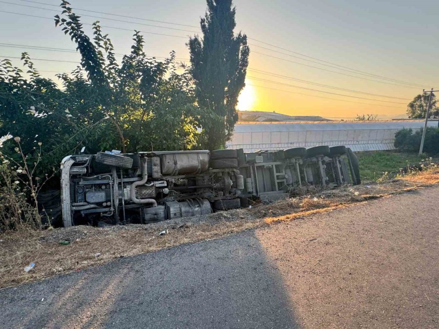 Talaş Yüklü Tır Şarampole Devrildi: 2 Yaralı