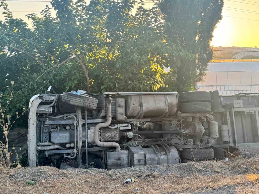 Talaş Yüklü Tır Şarampole Devrildi: 2 Yaralı