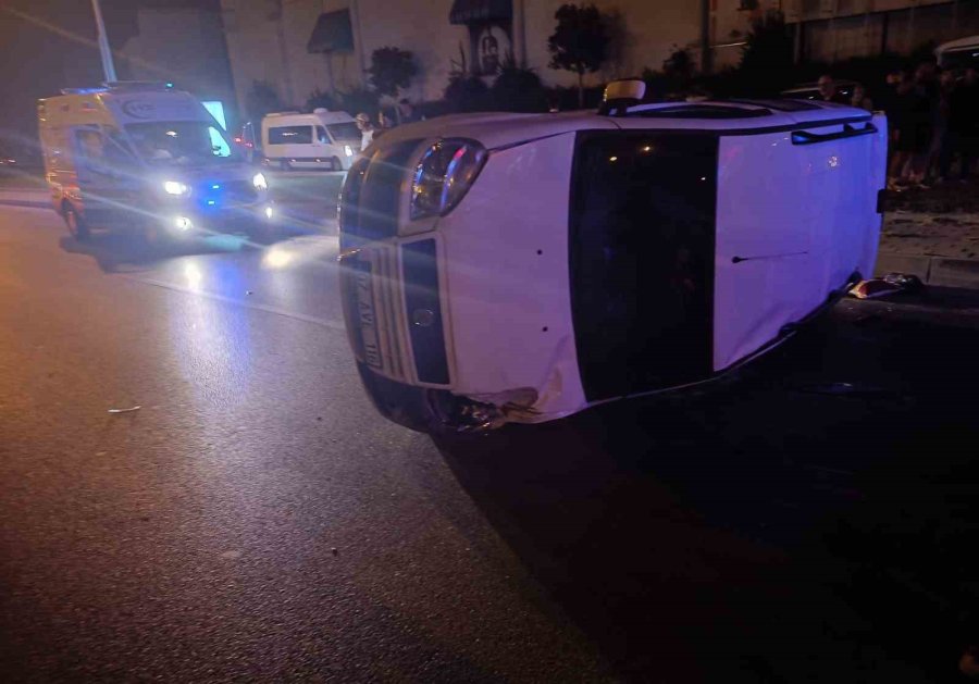 Antalya’da Otomobil Ve Hafif Ticari Araç Çarpıştı: 5 Yaralı