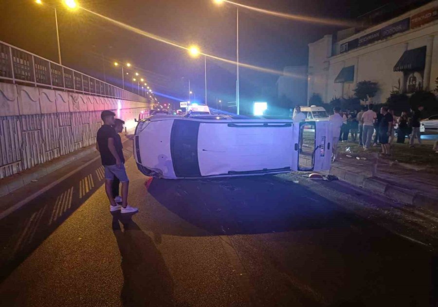 Antalya’da Otomobil Ve Hafif Ticari Araç Çarpıştı: 5 Yaralı