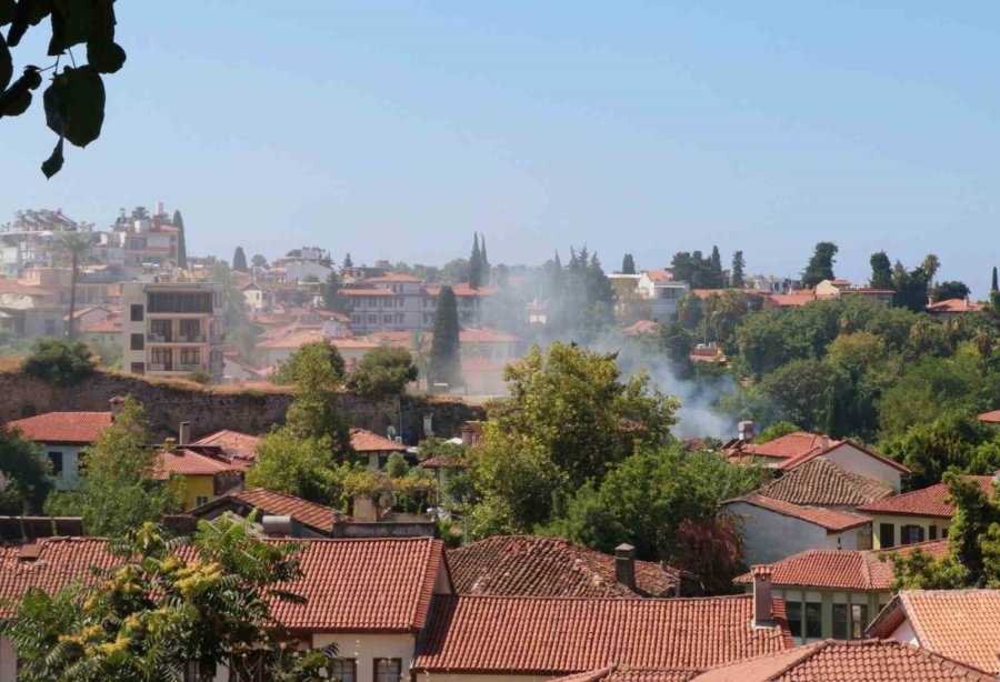 Kaleiçi’nde Yoğun Duman İtfaiyeyi Alarma Geçirdi