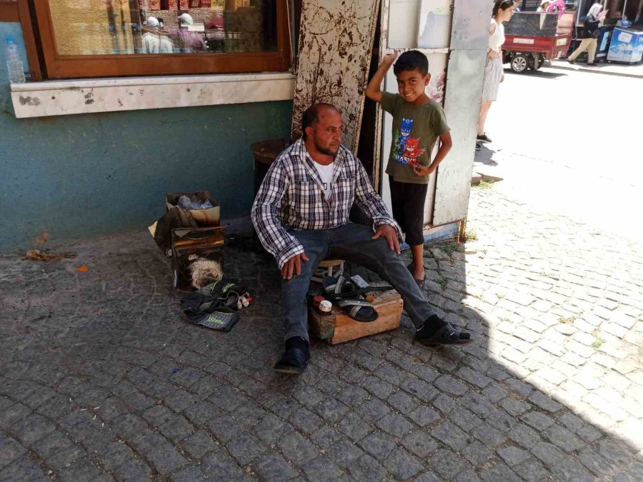 Bunaltıcı Sıcağa Rağmen Ekmek Parası Peşindeler