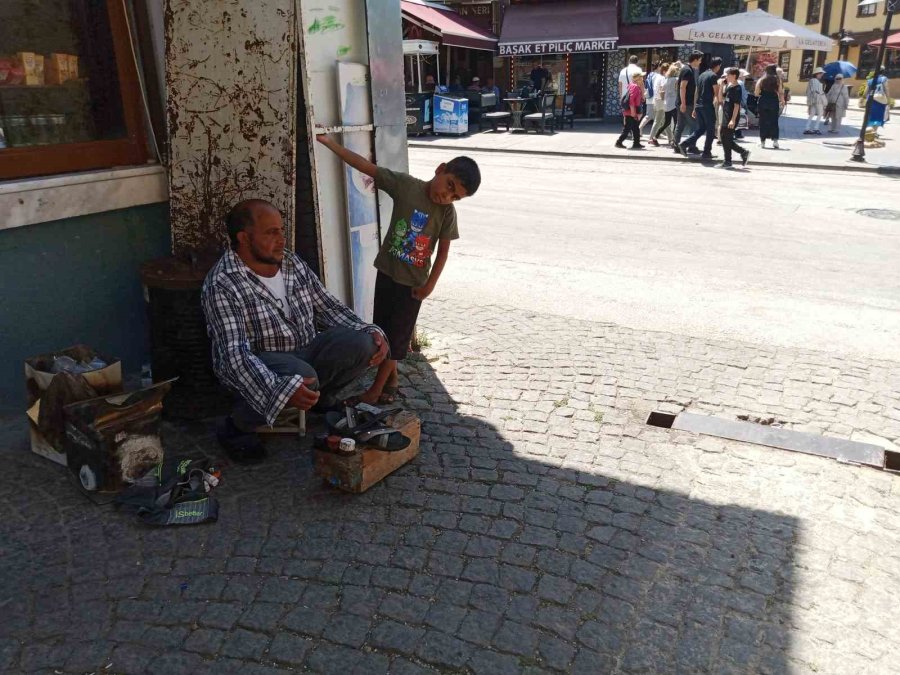 Bunaltıcı Sıcağa Rağmen Ekmek Parası Peşindeler