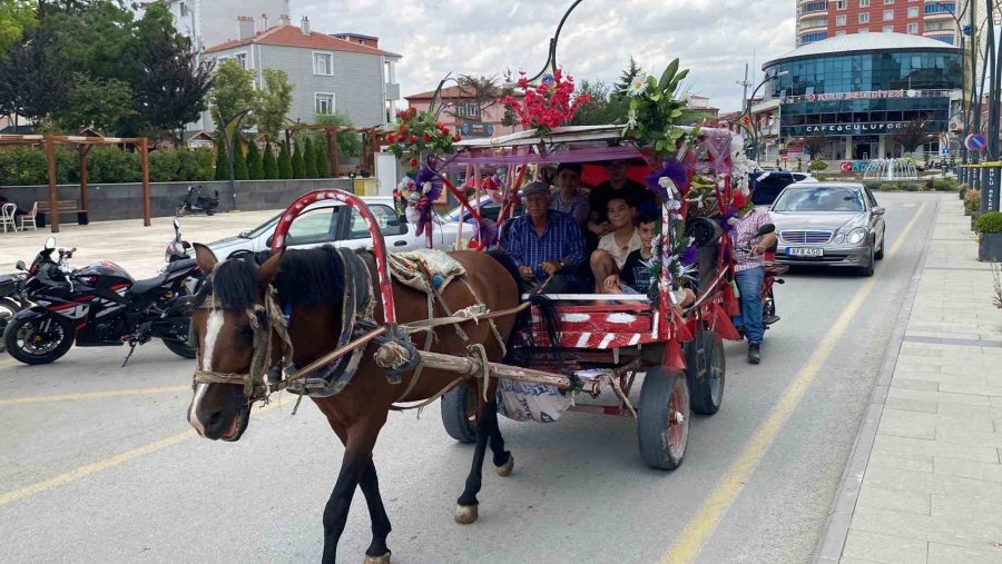 Nostaljik At Arabasıyla Düğün Ve Sünnetlerde Gezi Keyfi İlgi Görüyor