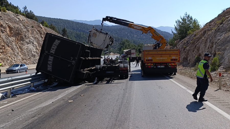 Kamyon Tıra Arkadan Çarptı, Ortalık Savaş Alanına Döndü: 1 Ölü