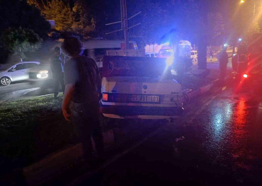 Önce Park Halindeki Araçlara, Ardından Aydınlatma Direğine Çarparak Durabildi: 1’i Ağır 2 Yaralı