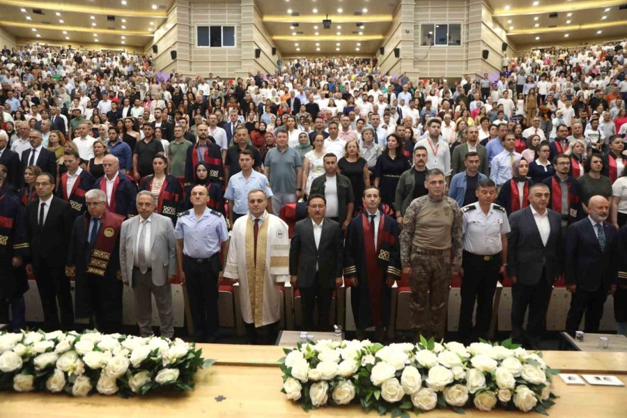 Erü Tıp Fakültesi 50. Dönem Mezunlarını Verdi