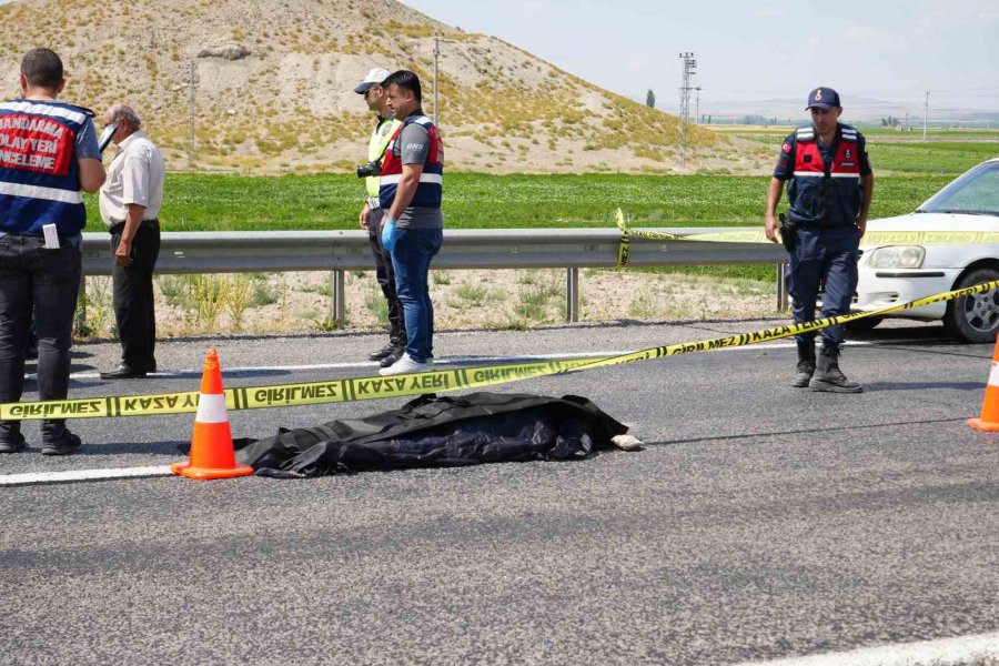 Otomobil Takla Atıp Karşı Şeride Geçti: 2 Ölü, 2 Yaralı