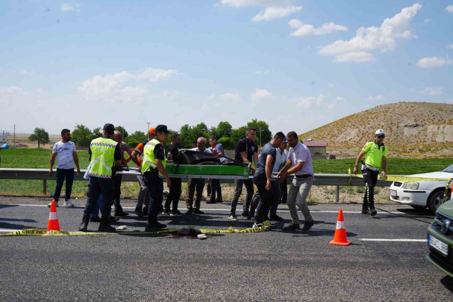 Otomobil Takla Atıp Karşı Şeride Geçti: 2 Ölü, 2 Yaralı