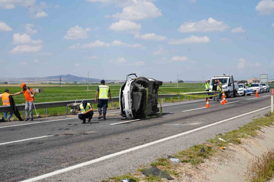 Otomobil Takla Atıp Karşı Şeride Geçti: 2 Ölü, 2 Yaralı