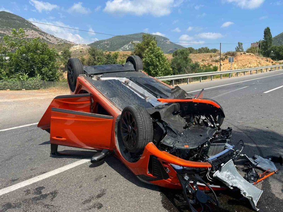 Antalya’da Otomobil Takla Attı: 2’si Çocuk 3 Yaralı