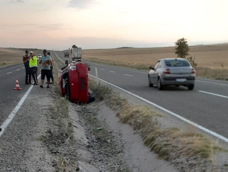 Kazada Hurdaya Dönen Aracının Başında Köpeğiyle Bekledi