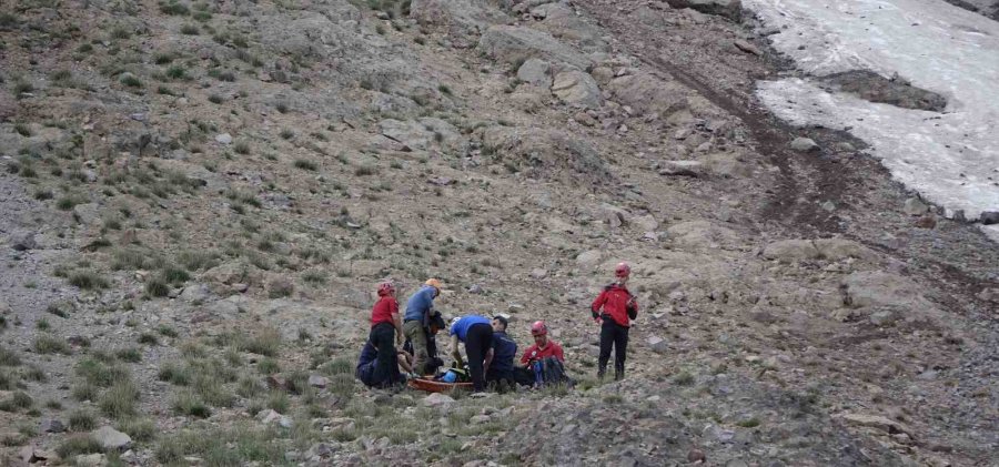 Erciyes’te Üzerlerine Kaya Düşen Dağcılar 6 Saatlik Operasyonla Kurtarıldı