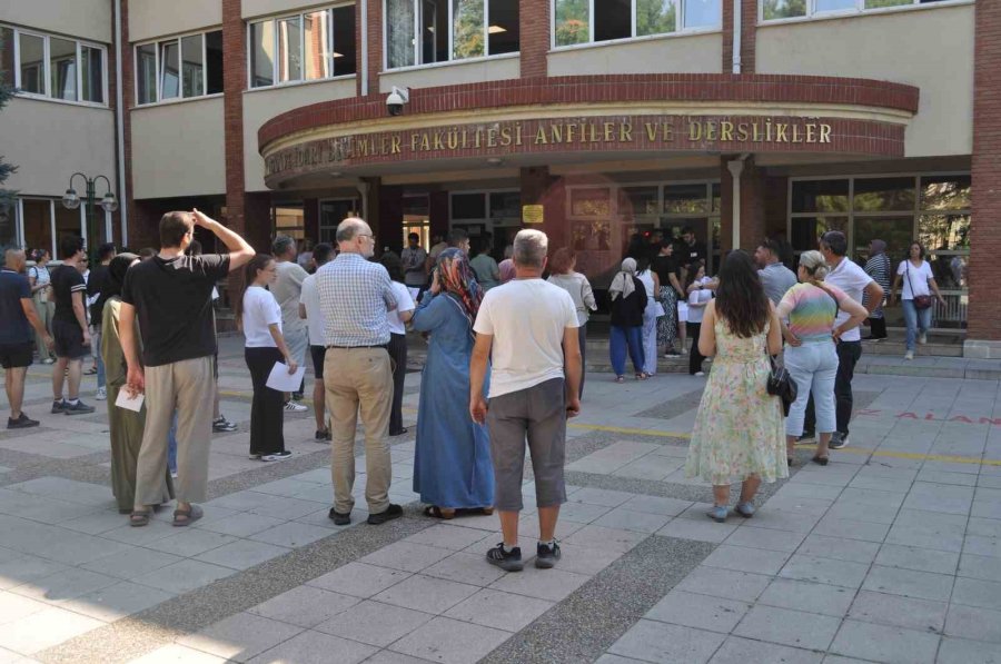 Kpss’ye Saniyelerle Geç Kalan Adaylar Kapıdan Geri Döndü