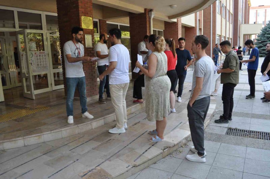 Kpss’ye Saniyelerle Geç Kalan Adaylar Kapıdan Geri Döndü