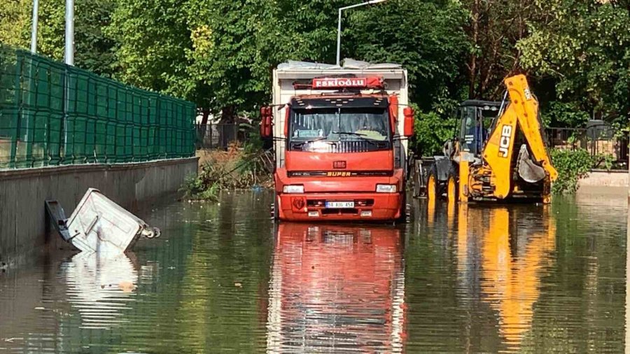 Karaman’da Sağanak Sele Neden Oldu, 2 Kişi Canını Zor Kurtardı