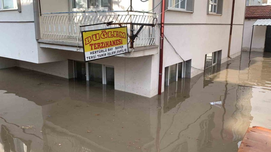 Karaman’da Sağanak Sele Neden Oldu, 2 Kişi Canını Zor Kurtardı