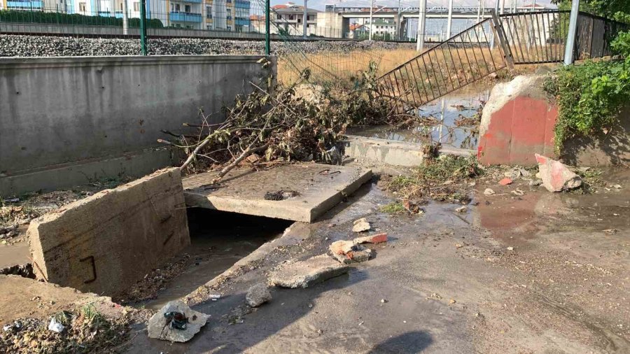 Karaman’da Sağanak Sele Neden Oldu, 2 Kişi Canını Zor Kurtardı