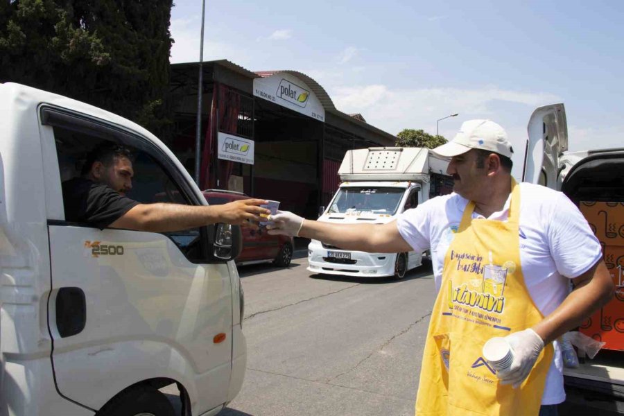 Mersin’de Sıcak Havada Vatandaşlara Limonata İkramı