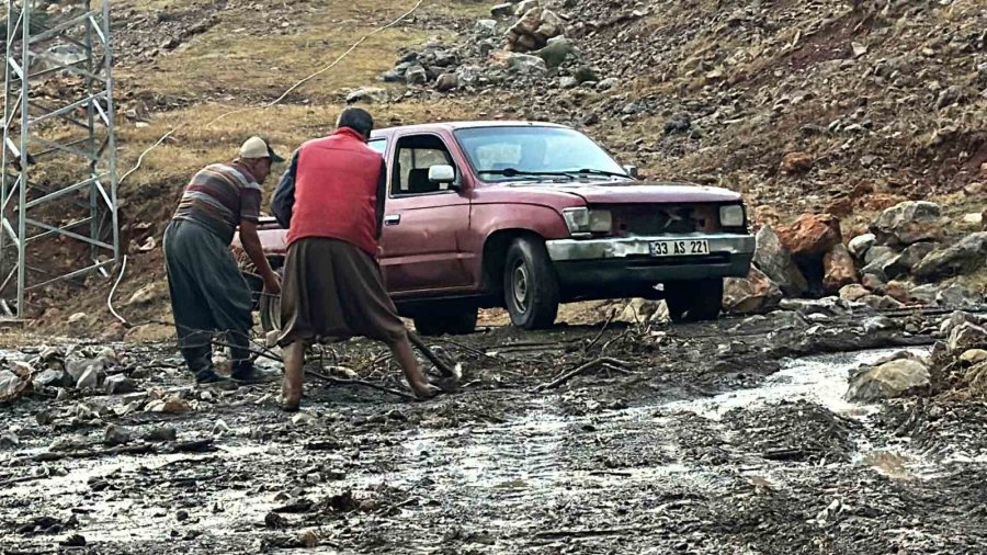 Mersin’de Şiddetli Yağış Hayatı Olumsuz Etkiledi