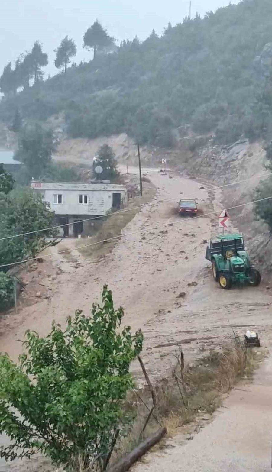 Mersin’de Şiddetli Yağış Hayatı Olumsuz Etkiledi