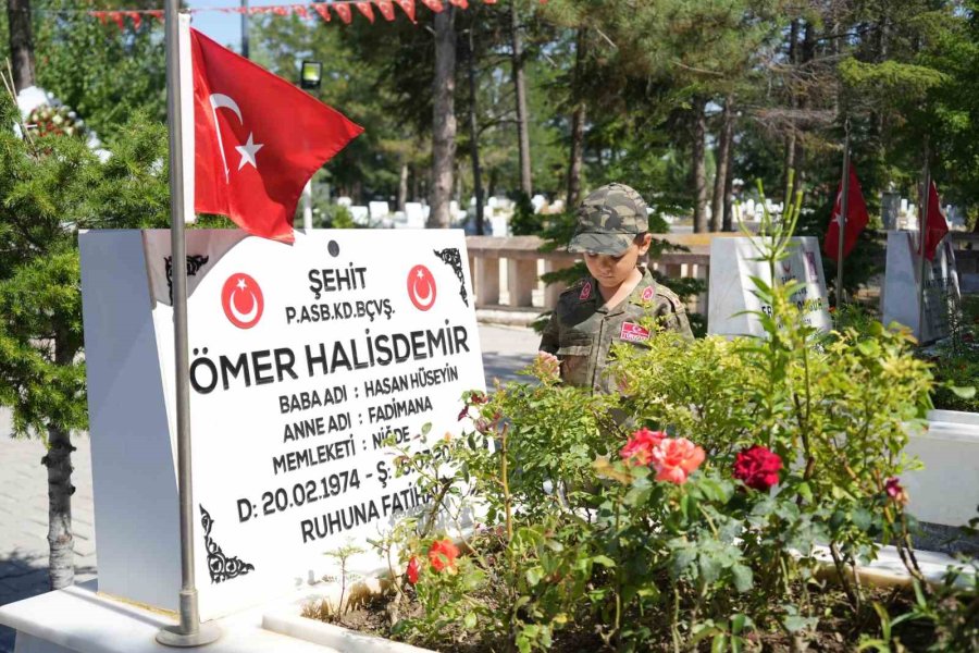 15 Temmuz Kahramanı Şehit Ömer Halisdemir’in Kabri Ziyaretçi Akınına Uğruyor