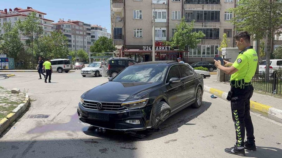 Aksaray’da Bir Sürücü Kaza Yapmamak İçin Manevra Yapınca Kaldırıma Çarptı