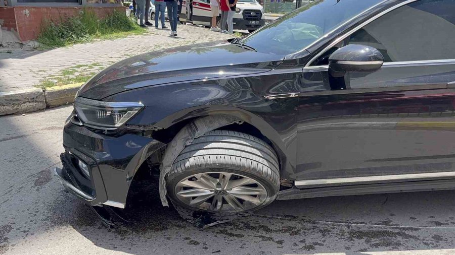 Aksaray’da Bir Sürücü Kaza Yapmamak İçin Manevra Yapınca Kaldırıma Çarptı