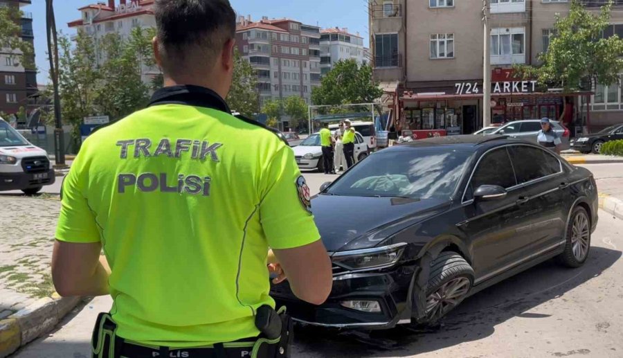 Aksaray’da Bir Sürücü Kaza Yapmamak İçin Manevra Yapınca Kaldırıma Çarptı