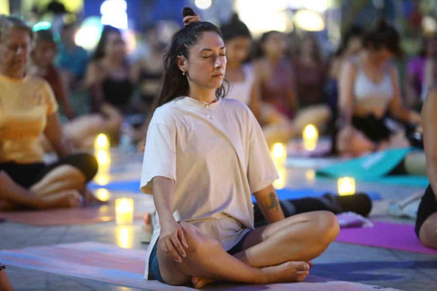 Antalya’nın Dünyaca Ünlü Konyaaltı Sahilinde Yoga Yaptılar