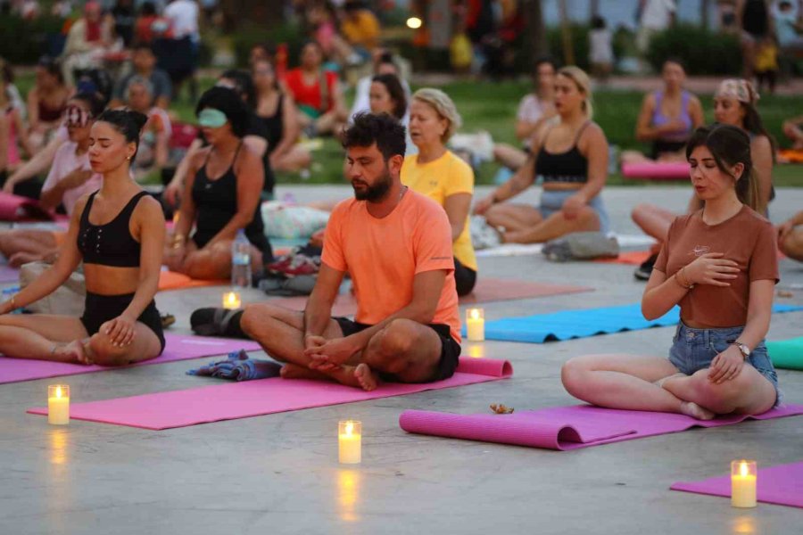 Antalya’nın Dünyaca Ünlü Konyaaltı Sahilinde Yoga Yaptılar