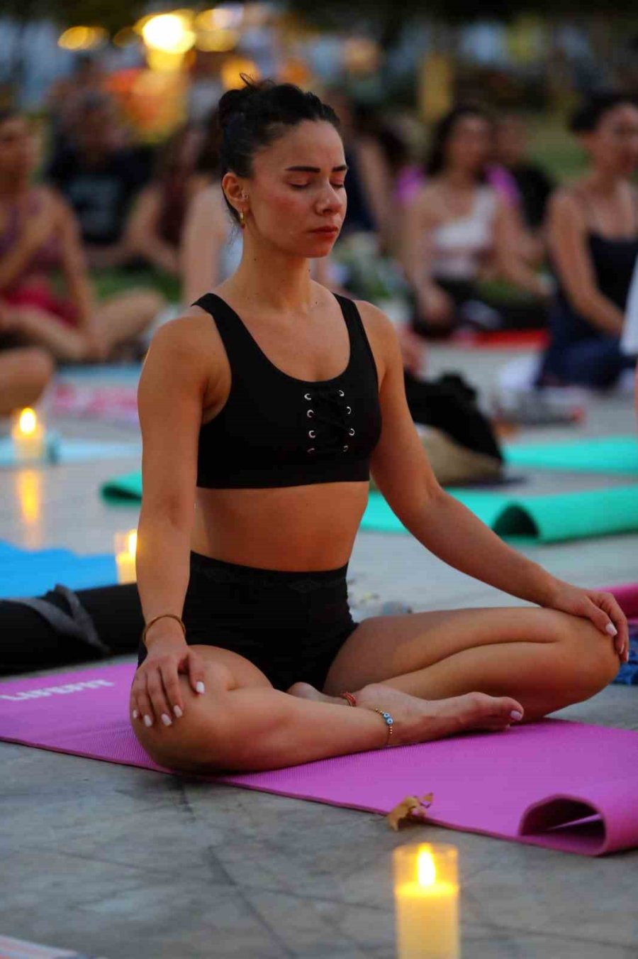 Antalya’nın Dünyaca Ünlü Konyaaltı Sahilinde Yoga Yaptılar