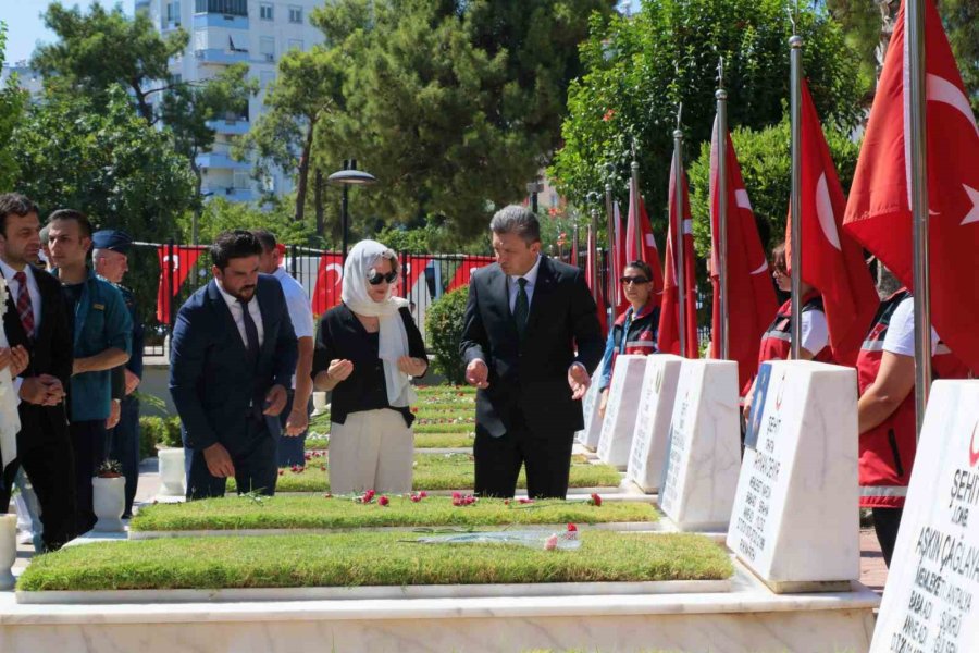 15 Temmuz Demokrasi Ve Milli Birlik Günü Etkinlikleri Şehit Mezarlarını Ziyaret İle Başladı