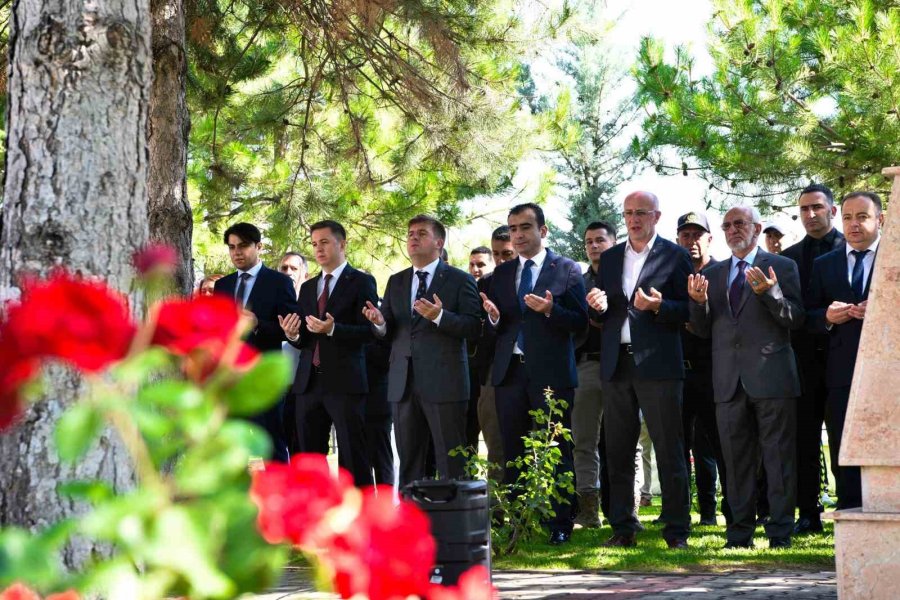 Karaman’da 15 Temmuz Demokrasi Ve Milli Birlik Günü Etkinlikleri Şehitlik Ziyaretiyle Başladı