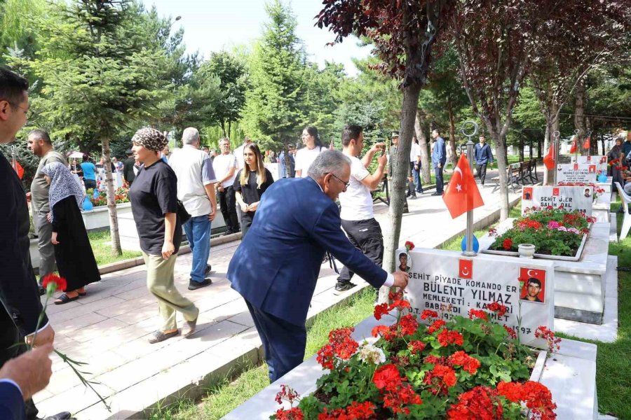 Başkan Büyükkılıç, 15 Temmuz’da Şehitleri Kabirleri Başında Andı